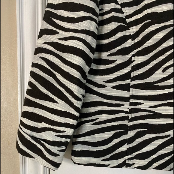 Chico's Black & White Zebra Print Blazer Hook & Eye Closure Chico’s Size 0 - Picture 5 of 9